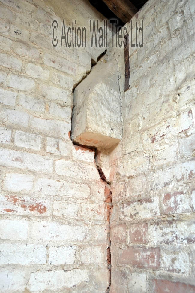 case 41 c 2 - Cracking 18th Century water tower