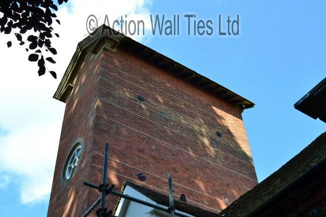 case 41 e 1 - Cracking 18th Century water tower