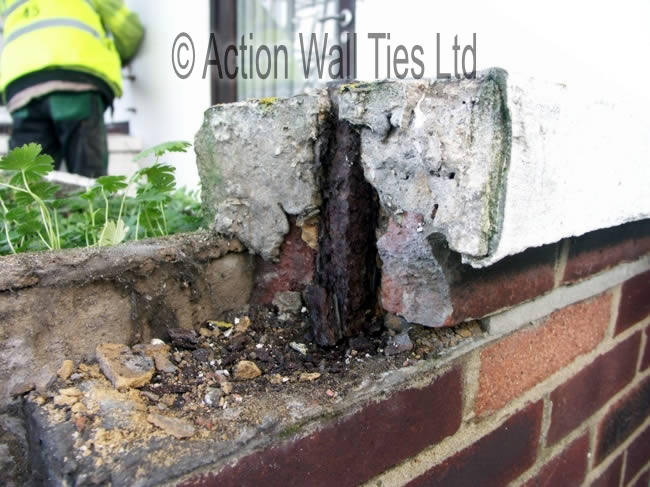 case study 56e19a8525f9e9.55425313 - 1930s style low-rise apartments with balustrade wall defect repairs